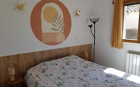 Chambre Agreable Dans Une Maison Avec Un Grand Lit